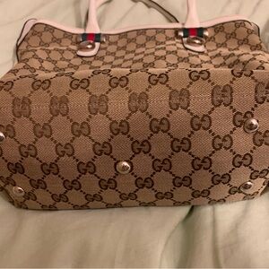 Authentic gorgeous like new fashionable Gucci purse with compartments. Must have